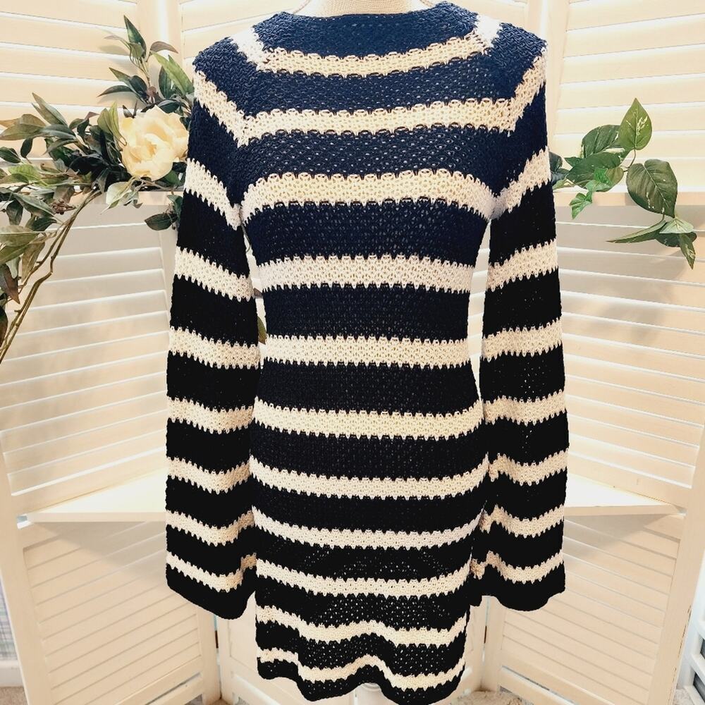 ALICE & OLIVIA BLACK / WHITE KNITTED SWEATER DRESS WITH BELL SLEEVE SIZE SMALL
